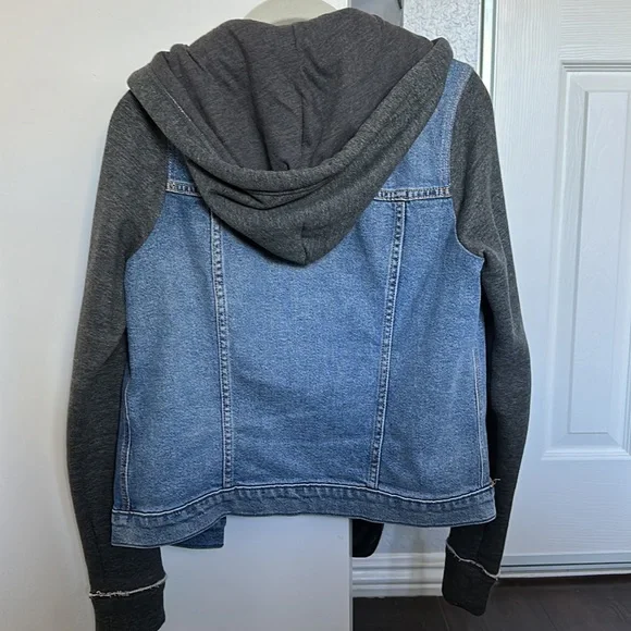 Medium sized Hollister Jean jacket with grey fleece sleeves and hoodie - Picture 2 of 3